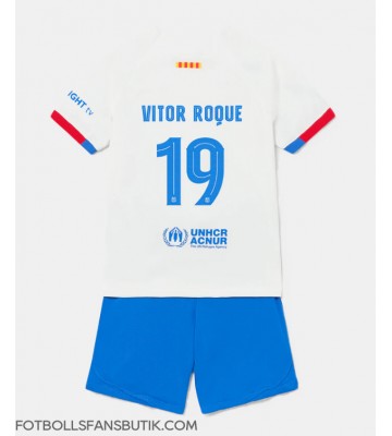 Barcelona Vitor Roque #19 Replika Bortatröja Barn 2023-24 Kortärmad (+ Korta byxor)